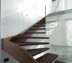 Интериорна стълба Fly XR 15 стъпала, ширина 90 см, Г-образна конфигурация, дърво орех с текстура, стъклен парапет, MOBIROLO